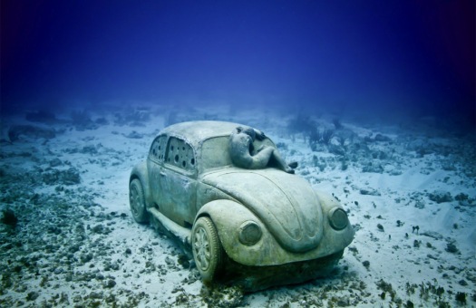 underwater-car-statue